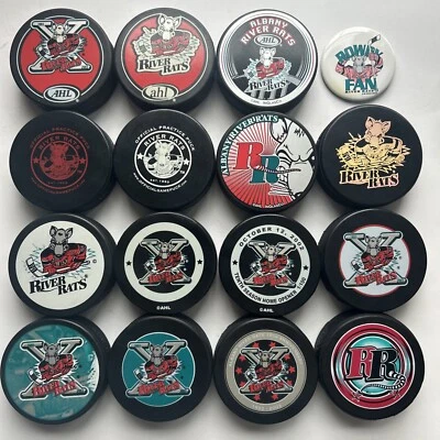 LOTE DE 15 DISCOS DE HOCKEY ALBANY RIVER RATS AHL + 1 BOTÓN DE PASADOR MASCOTA RUIDOSO Foto 1 de 4