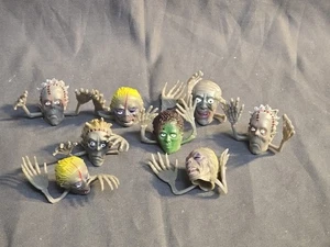 8 pupazzi vintage Zombie Ghoul Finger e strega horror mostro wiggler creatura - Foto 1 di 1