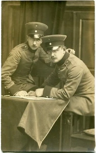 Orig.-Foto-AK LEISNIG 2 Soldaten im Atelier Hertzsch 1912 - Picture 1 of 1