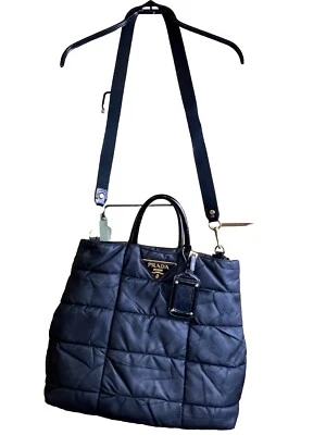 Auténtico Bolso Bombardero Prada Tessuto-Nylon, Acolchado Negro Pluma Dorado  Foto 1 de 4