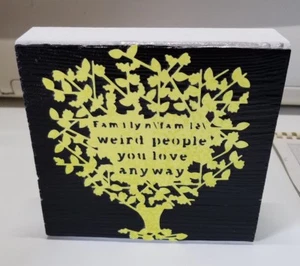 Zitat auf Holz Handarbeit Familie seltsame Menschen die man sowieso liebt schwarz gelb weiß - Bild 1 von 7