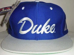 CAPPELLO BERRETTO NUOVO VINTAGE ANNI 90 DUKE BLUE DEVILS NCAA THE GAME SCRIPT 7 1/2 - Foto 1 di 4