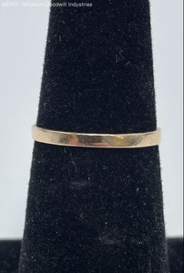 10kt Yellow Gold Wedding Band Ring Sz 7.25 - 1.17 Grams - Picture 1 of 6