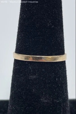 10kt Yellow Gold Wedding Band Ring Sz 7.25 - 1.17 Grams - Image 1 of 4