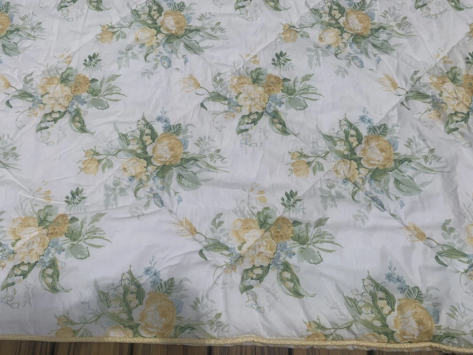 Edredón de Guinga Floral Amarillo Reversible Talla Doble Laura Ashley Invierno Lirio Foto 1 de 4