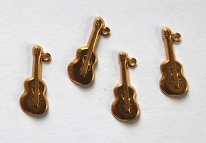 VINTAGE 4 PICCOLI CIONDOLI CHITARRA MUSICALE OTTONE TIMBRI 20mm - Foto 1 di 2