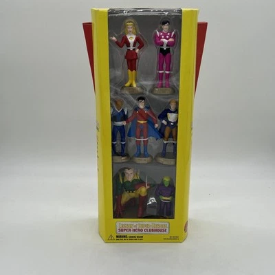 DC Direct Legión de Superhéroes Superhéroes Casa Club Roll Call Foto 1 de 4