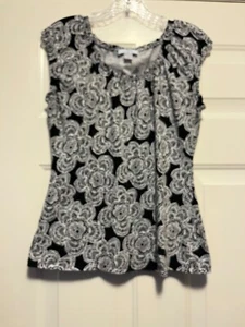 Ann Taylor Loft Damen Gr. Medium schwarz/weiß geblümt Kurzarm Shirt LN - Bild 1 von 2