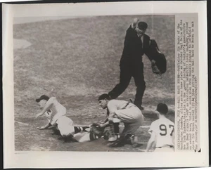 Foto original de alambre de béisbol 1954 - Ball Beats Busby - Imagen 1 de 1