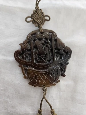 🌿 Colgante de jade marrón tallado a mano 🐉✨ Intrincada piedra natural belleza artesanal 💎 Foto 1 de 4