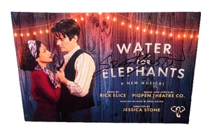 TARJETA FOTOGRÁFICA FIRMADA POR Grant Gustin agua para elefantes playbill flash barry allen - Imagen 1 de 3