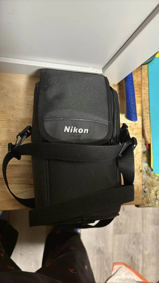 Estuche de lente acolchado negro Nikon CL-M1 80-400 mm F4,5-5,6D AF Foto 1 de 1