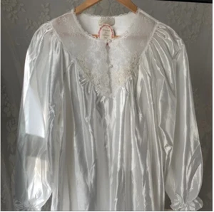 Cute-Trend-Vintage-White Satin Lace-Victorian Long Sleeve Nightgown M-never worn - Picture 1 of 3
