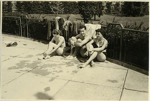 ALTES FOTO - VINTAGE SNAPSHOT - GRUPPE TRIO POOL BADEANZUG MODE 2 - Bild 1 von 1
