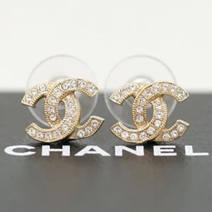 Orecchini CHANEL CC loghi strass tono oro F18V originali con scatola #2152 - Foto 1 di 6