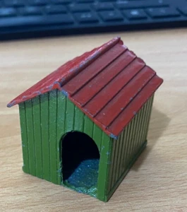 BRITAINS DOG KENNEL - GREEN / RED - Picture 1 of 9