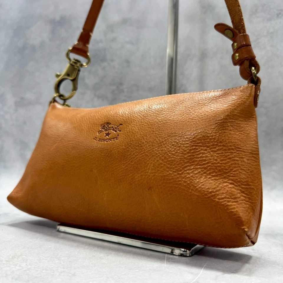 Bolso de hombro de cuero italiano IL BISONTE con logotipo y textura de grano suave Foto 1 de 4