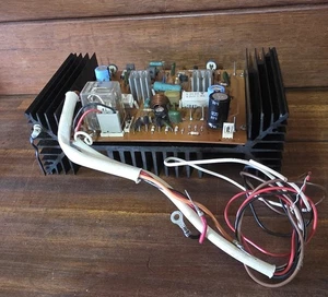 AMPLIFICADOR AIWA 8700 PARTE CARGADO - PLACA DE CIRCUITO AMP-R PRINCIPAL 8247861501 + DISIPADOR DE CALOR - Imagen 1 de 8