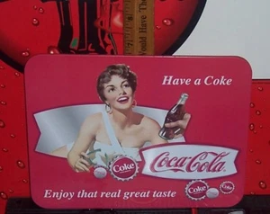 COCA - COLA GENIESSEN SIE DIESEN TOLLEN GESCHMACK BLECHUNTERSETZER KARTONRÜCKEN 8 1/2" X 6 1/2" - Bild 1 von 2