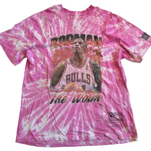Dennis Rodman Chicago Bulls Pink Tie-dye T-Shirt by Mitchell & Ness Mens XL - Foto 1 di 6