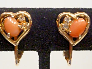 (B7) Orecchini vintage corallo placcato oro con retro a vite incastonato a forma di cuore - Foto 1 di 5