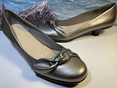 Zapatos para mujer Easy Spirit de cuero dorado tacón bajo de gatito 9M con acento de moño sin cordones Foto 1 de 4