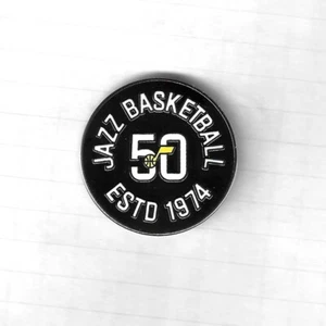 UTAH JAZZ 50 ANIVERSARIO ESTD. PIN SOMBRERO SOLAPA BALONCESTO NBA 1974 como nuevo - Imagen 1 de 3