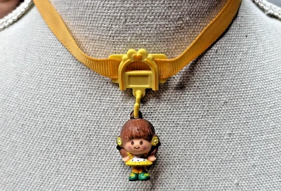 复古孩之宝 Charmkins 棕色眼苏珊小饰品和项圈 — 第 1/4 张图片