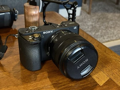 Plataforma pequeña Sony A6500 con 50 mm 1,8 y 10-18 4,0 más extras buen estado Foto 1 de 4