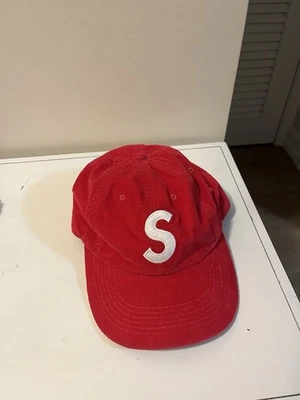 Supreme Corduroy S Logo 6 painéis tampa vermelha OSFA - Imagem 1 de 4