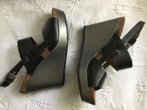 Libby Edelman 7,5 M JAZZ SCHWARZ SILBER LEDER KORK KEILABSATZ SLINGBACK SANDALE MIT ABSATZ - Bild 1 von 8