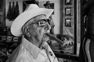 Uomo con sigaro di Tony Liviero fotografia western giclée stampa artistica - Foto 1 di 4