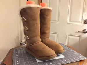 UGG Australia Bailey Button Triplet Boots 1873 Chestnut Women's US Size 8 - Picture 1 of 10
