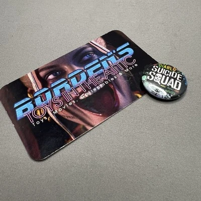 Diablo Escuadrón Suicida Peores Héroes de la Historia 5 de Agosto Pequeño DC Película Promo Logo Pin Foto 1 de 4