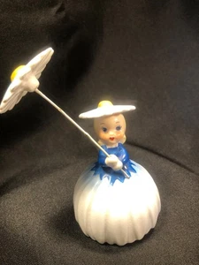 Vintage ~ Napco ~ Mädchen Figur mit Glocke & Gänseblümchen Sonnenschirm ~ blau und weiß ~ Japan - Bild 1 von 10