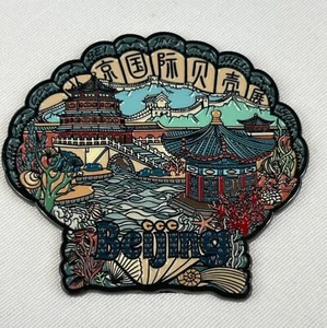 Peking Souvenir Magnet Conchologe City Club Muschel Küste Emaille Pin - Bild 1 von 6