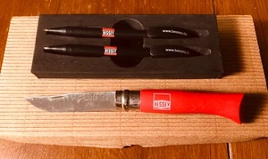 Opinel Knife + set ( penna e matita) Collezione BESSEY coltello N*8 lama Inox - Foto 1 di 3