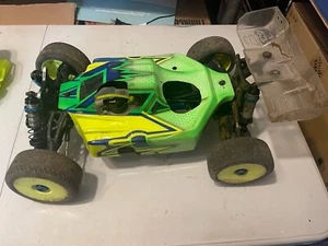 Team Associated RC8 1:8 4WD Nitro Buggy Roller - Picture 1 of 8