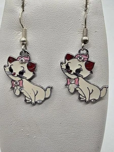 Marie Katze mit rosa Schleife gestempelt Silber Haken Ohrhänger  - Bild 1 von 4