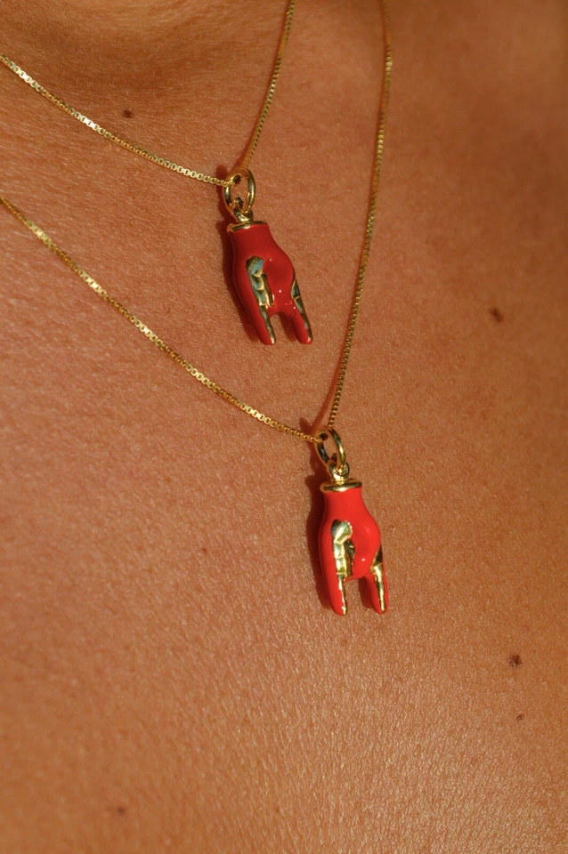 Collana con ciondolo mano corna portafortuna in argento 925 placcato in oro - Immagine 1 di 4