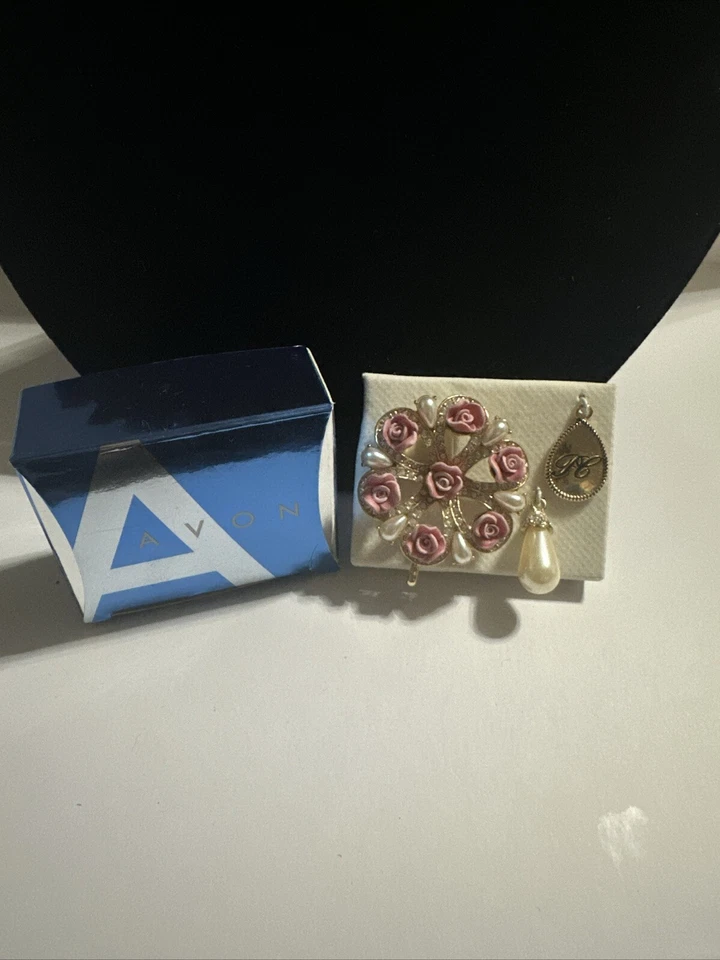 Avon President’s Recognition Achievement Pin President’s Club Female 2005-2006 - Image 1 of 4