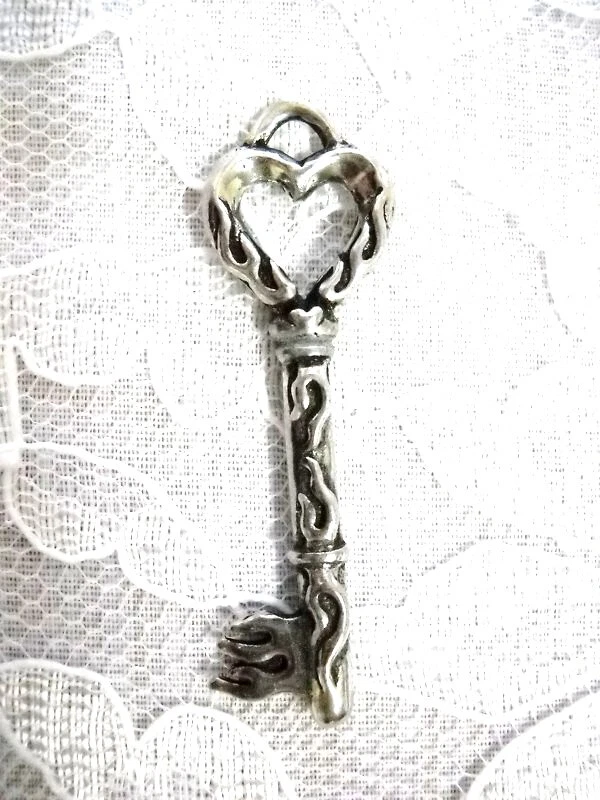 ДВУСТОРОННИЙ ПЫЛАЮЩИЙ КЛЮЧ / ПЛАМЕННЫЙ КЛЮЧ ОЛОВЯННАЯ ПОДВЕСКА ADJ ШНУР ОЖЕРЕЛЬЕ - Изображение 1 из 1