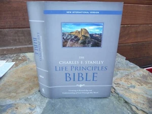 NIV, The Charles F. Stanley Life Principles Bible HC DJ in International Version - Bild 1 von 5