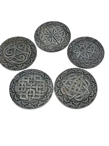 Mythische Blackmore Runde Schwarze Untersetzer 5er Set Keltische Symbole Steinoptik Harz - Bild 1 von 6