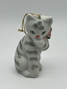 Weiß gestreifte Katze mit grünen Augen und Schleife Porzellan Weihnachtsfigur Ornament - Bild 1 von 6
