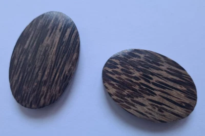 Holzperlen Oval dunkelbraun gemustert, Größe 44 x 29 mm, 1 Beutel, 2 Stück - Bild 1 von 3