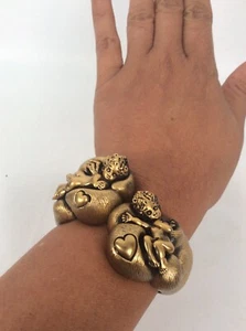 Statement Vintage Tortolani Engel Cherub goldfarben Scharnier Manschette Armband - Bild 1 von 10