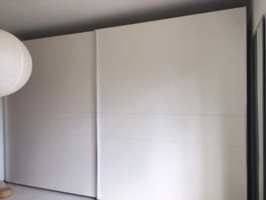 Hochwertiger Schwebetüren - Kleiderschrank - außen & innen weiß, sehr gepflegt - Bild 1 von 4