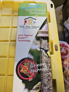 Wild Birds Unlimted Bird Feeder Fundamentals Squirrel Proof Feeder - Picture 1 of 4