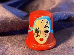 Dedal de madera pintado a mano personalizado de colección diseño de mimo - Imagen 1 de 6